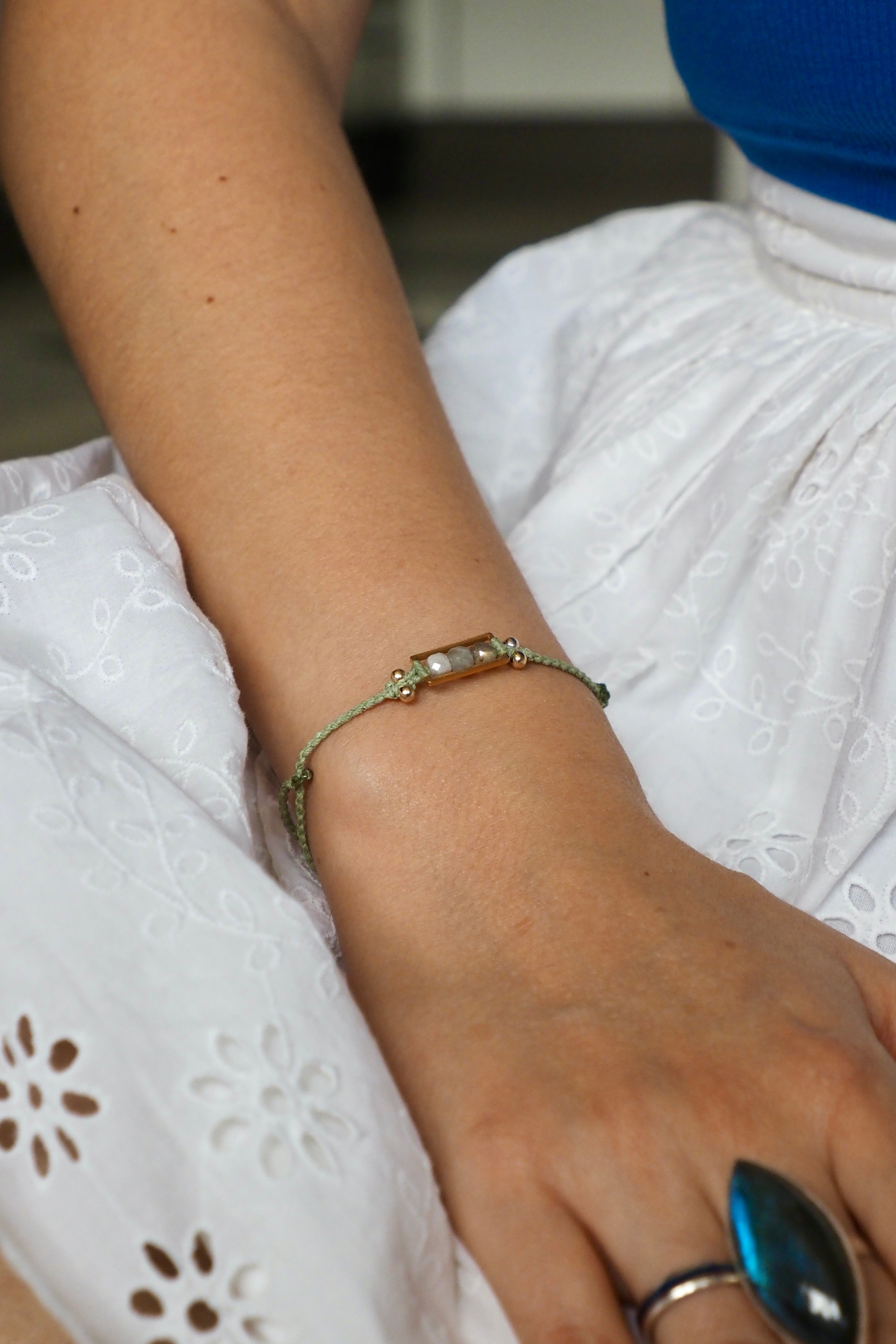 Simple Bracelets with Sliding Knots