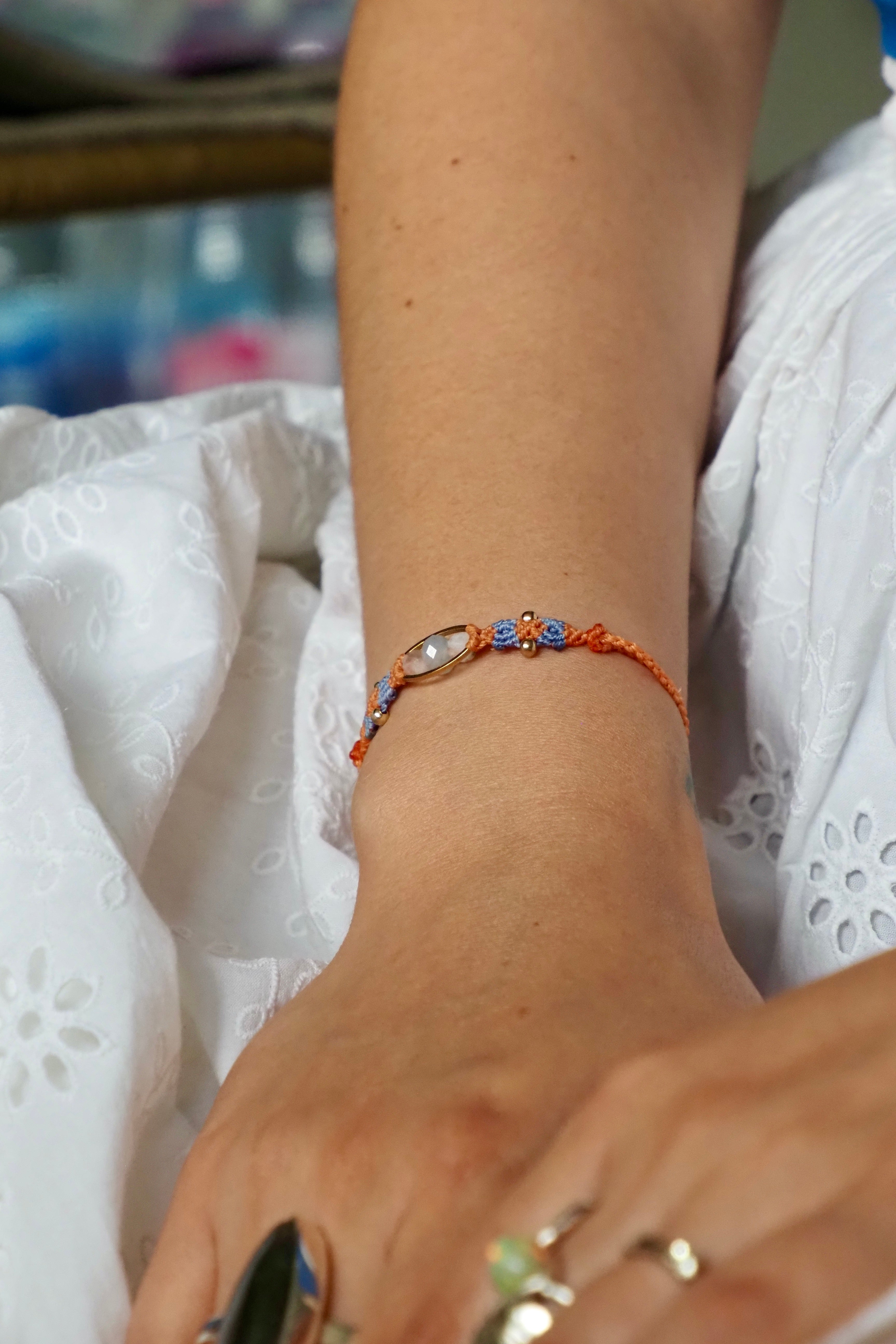 Simple Bracelets with Sliding Knots