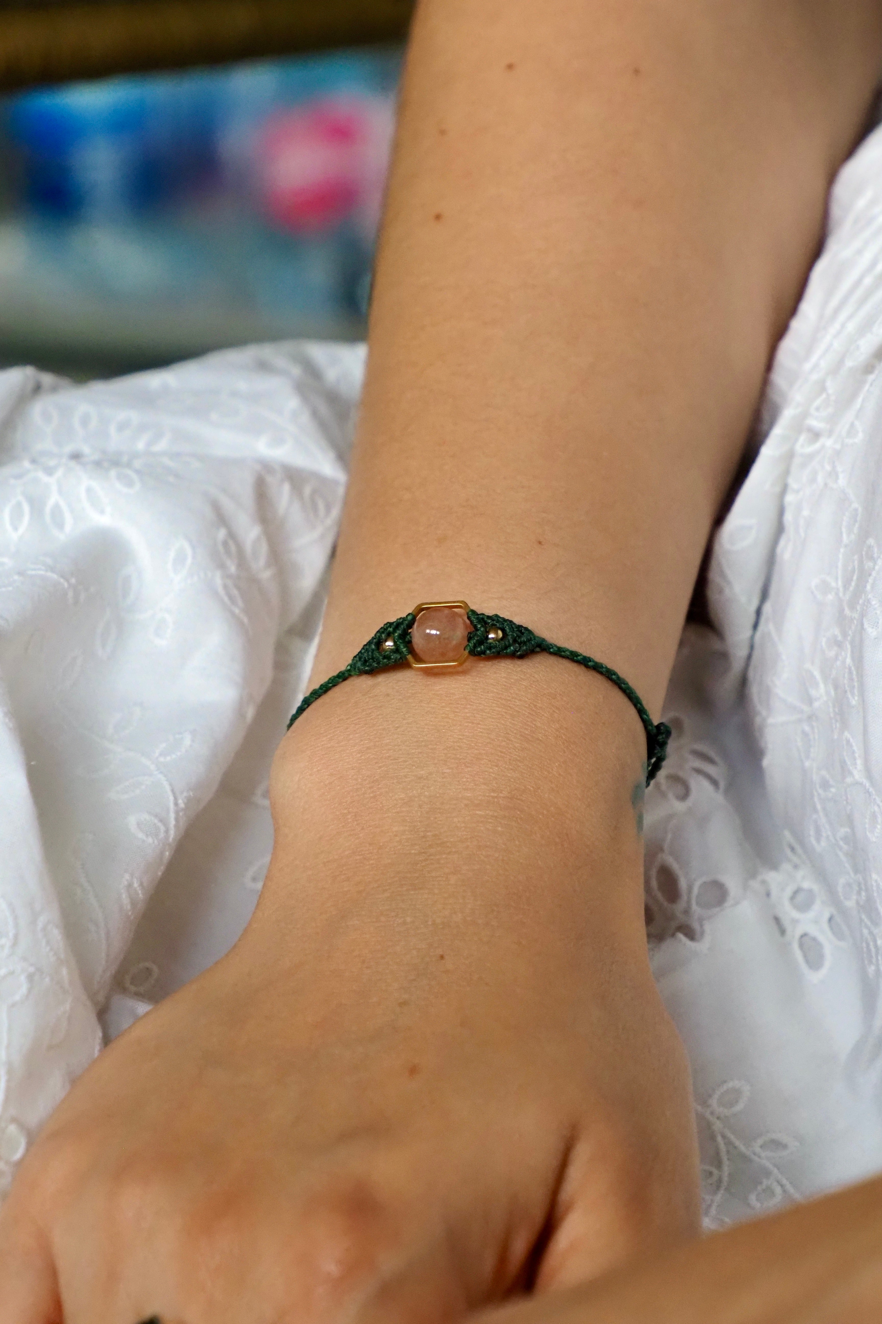 Simple Bracelets with Sliding Knots