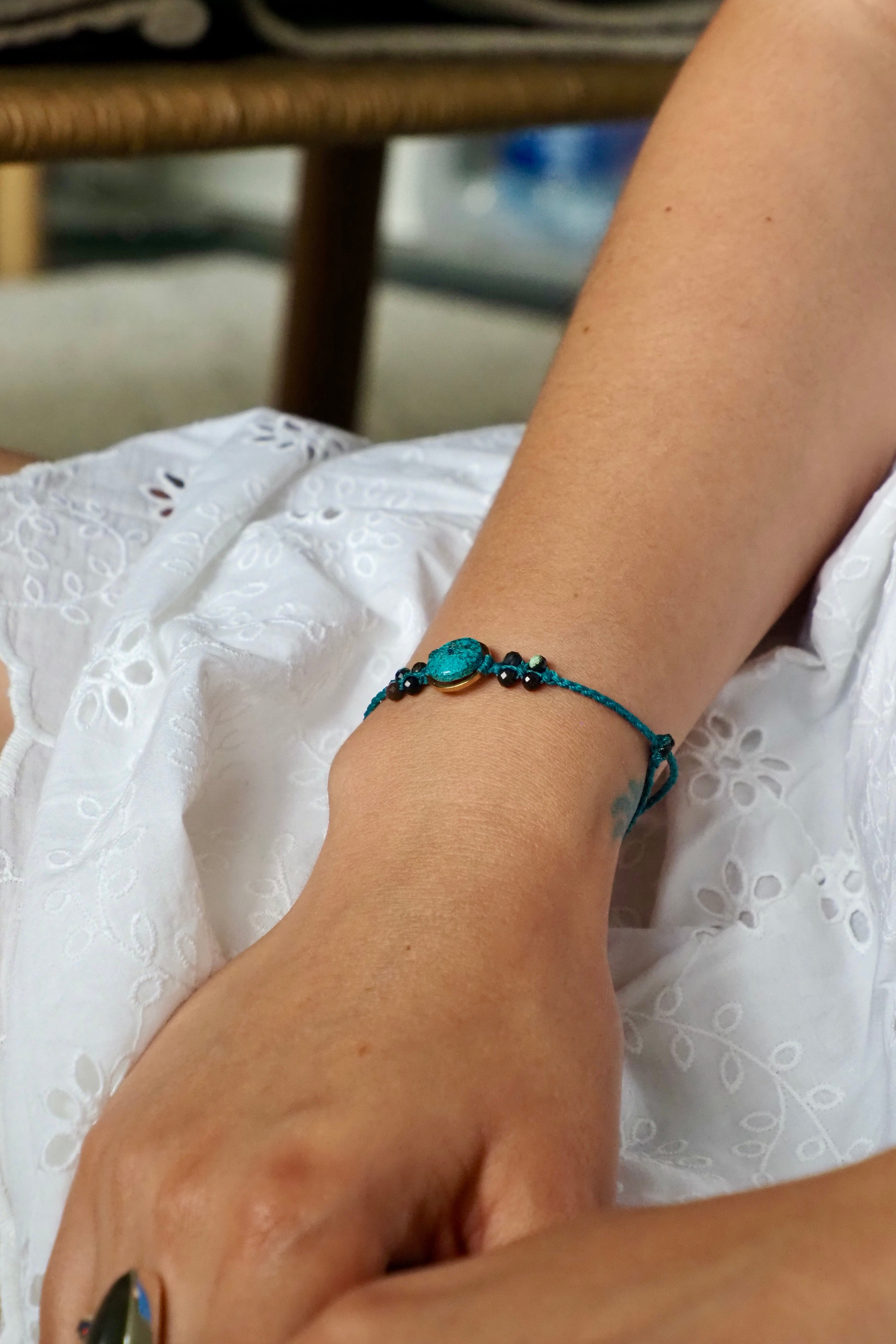 Simple Bracelets with Sliding Knots