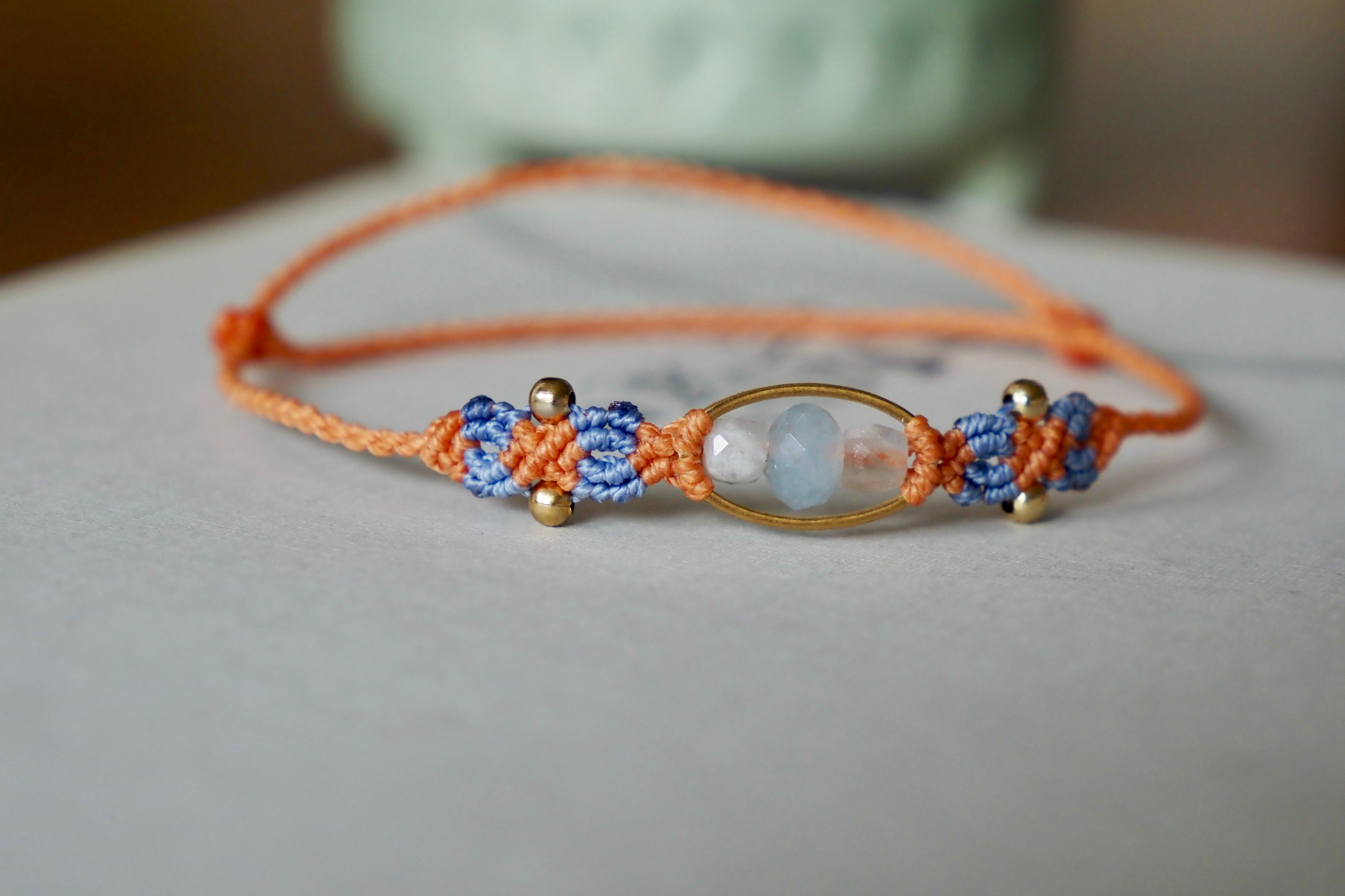 Simple Bracelets with Sliding Knots